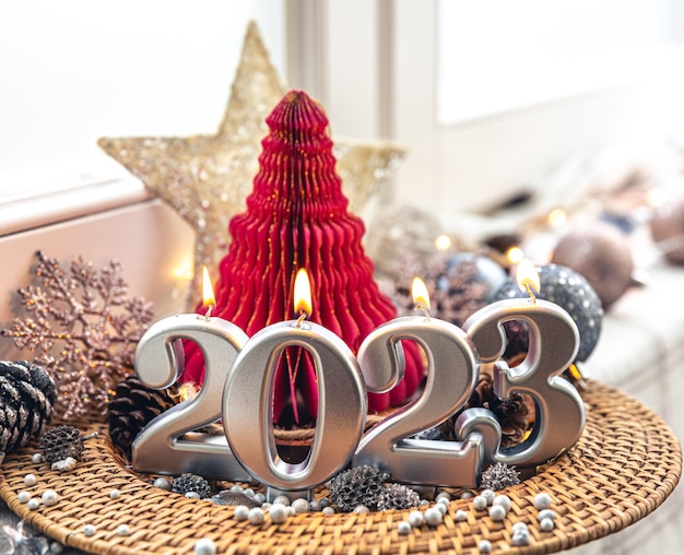 Kerstachtergrond met decoratieve kaarsen 2023 en decordetails