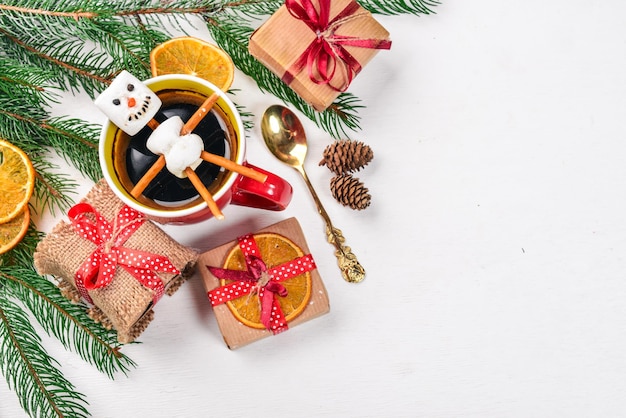 Kerstachtergrond met dennenboom warme chocolademelk en marshmallow Bovenaanzicht met kopieerruimte