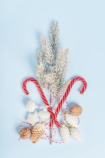 Kerstachtergrond met een tak van een kerstboomsuikergoed op een blauwe achtergrond