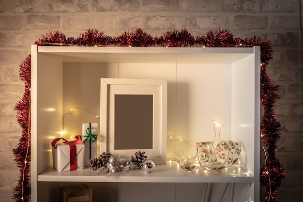 Kerstachtergrond met fotografie mockup feestelijke decoraties en kopieer ruimte voor tekst