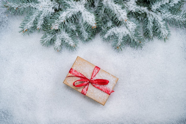 Kerstachtergrond met geschenkdozen in de sneeuw