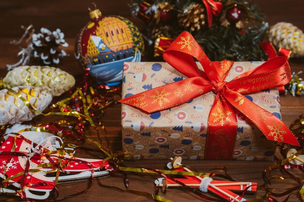 Kerstachtergrond met geschenkdozen met rood lint Nieuwjaarsdecor op houten bureau