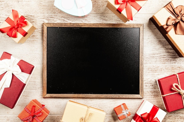 Foto kerstachtergrond met geschenkdozen op houten tafel