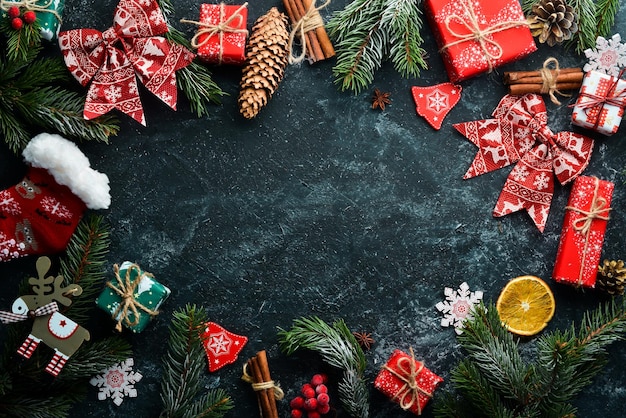 Kerstachtergrond met geschenken en decoraties Bovenaanzicht