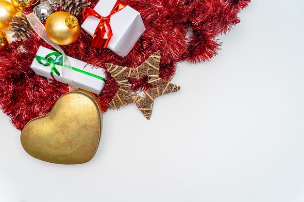 Kerstachtergrond met glanzende ballen en feestelijke decoraties met kopieerruimte voor tekst