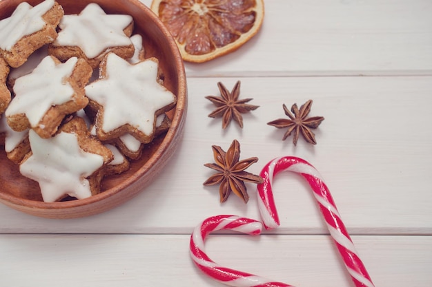 Kerstachtergrond met snoep en kerstkoekjes