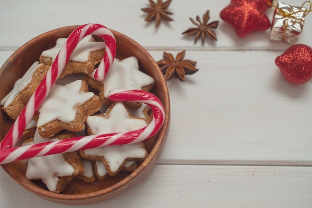 Kerstachtergrond met snoep en kerstkoekjes