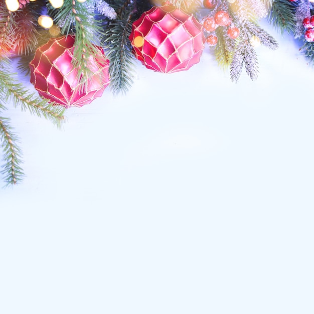 Kerstachtergrond met tak en ornamenten