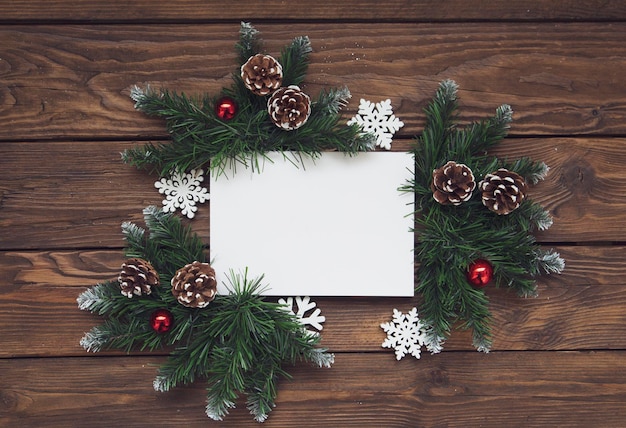 Kerstachtergrond met versieringen en een witte kaart Flatley met kopieerruimte Kerst en oud en nieuw vieren