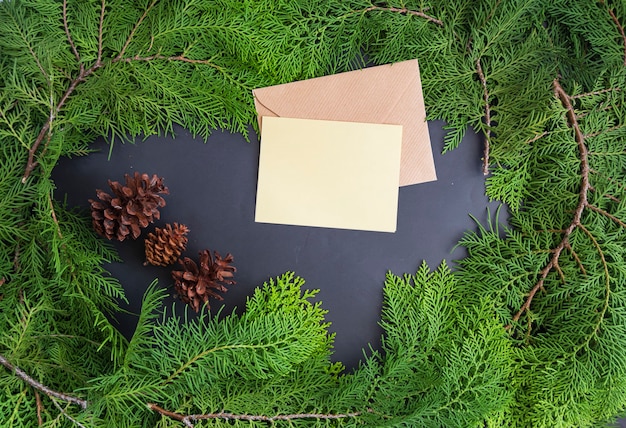 Kerstachtergrond Minimalistisch Concept Kerstwenskaart met dennenbladeren