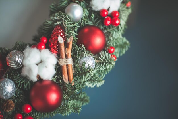 Kerstachtergrondrand met nieuwjaarsversieringen