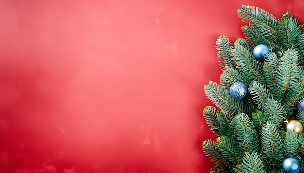 Kerstachtige achtergrond met dennenboom en decor Topweergave met kopieerruimte