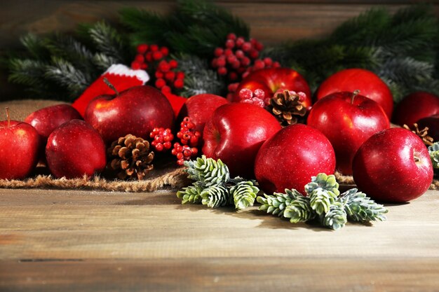 Kerstappels op houten tafel