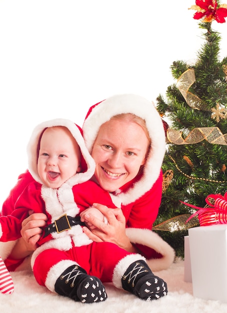 Kerstbaby en mama onder de dennenboom