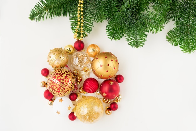 Kerstbal hangend aan groenblijvende boom van een verzameling kleine stukjes voor decoratie