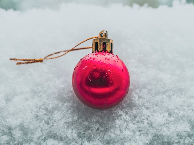 Kerstbal in de sneeuw enkele rode kerstbal