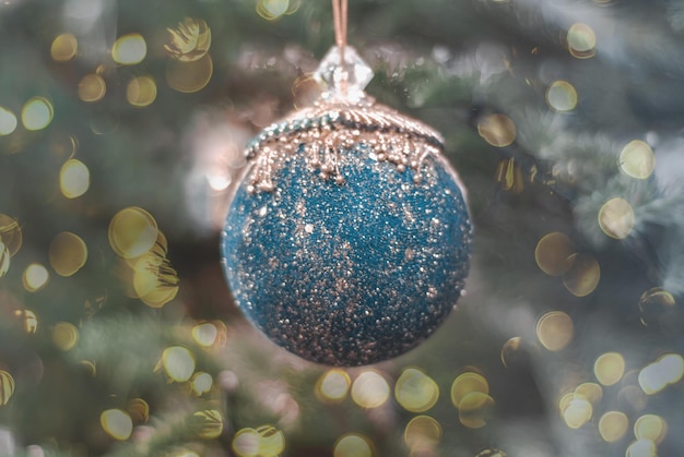 Kerstbal of speelgoed op wazige achtergrond met glinsterende kerstdecoratie en huisdecoratie