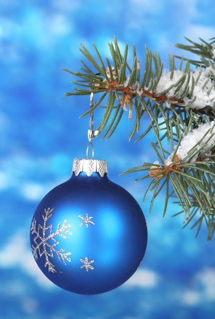 Kerstbal op de boom op blauw