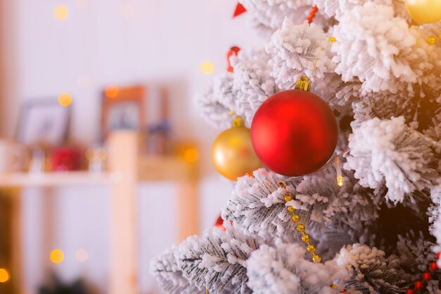 Kerstbal op de tak van de boom