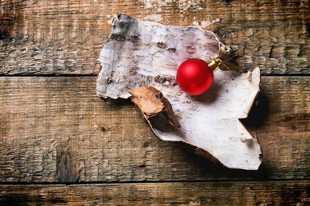 Kerstbal op houten stuk