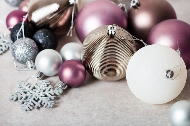Kerstballen als voorbereiding voor het versieren van de kerstboom