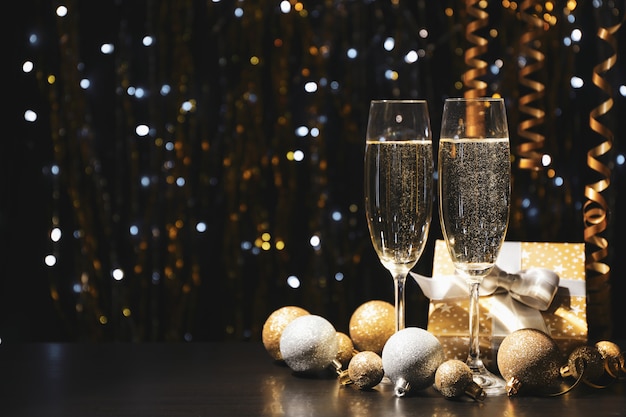 Kerstballen en champagneglazen op onscherpe ruimte, kopie ruimte