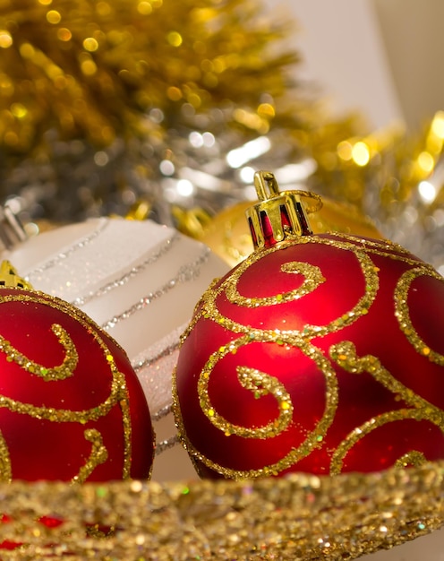 Kerstballen en decoratie in een gouden metalen dienblad