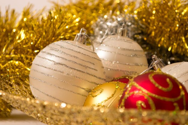 Kerstballen en decoratie in een gouden metalen dienblad