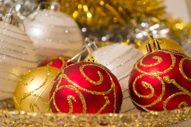 Kerstballen en decoratie in een gouden metalen dienblad