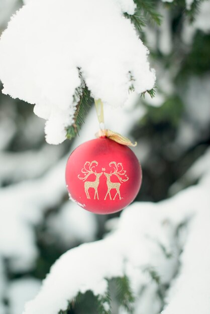 Kerstballen hangen in de winter aan de kerstboom