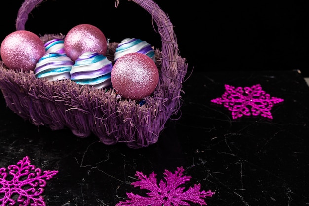 Kerstballen in paarse mand. Decoratieve sneeuwvlokken.