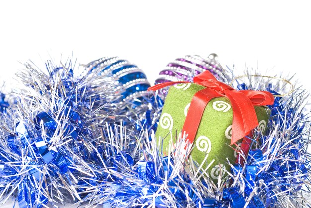 Kerstballen met en cadeau met decoratie op wit wordt geïsoleerd