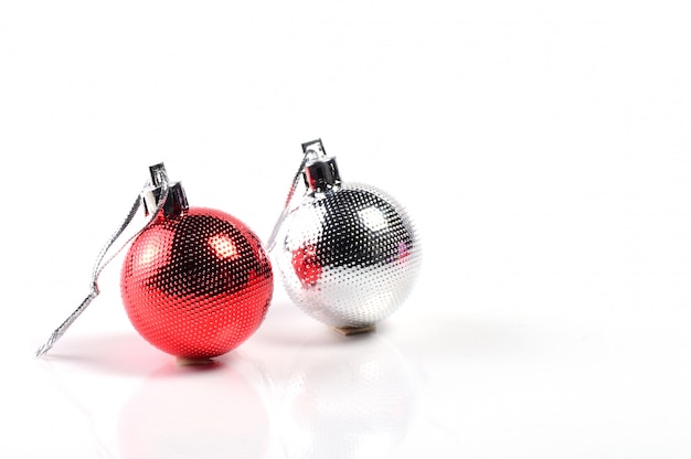 Kerstballen met ornamenten op witte achtergrond.