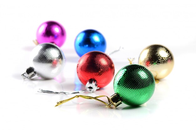 Kerstballen met ornamenten op witte achtergrond.