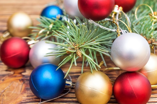 Kerstballen met tak van dennenboom op de houten tafel Nieuwjaar achtergrond