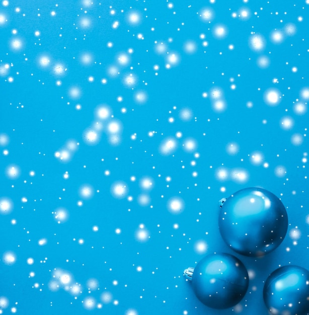 Kerstballen op blauwe achtergrond met sneeuw glitter luxe winter kerstkaart