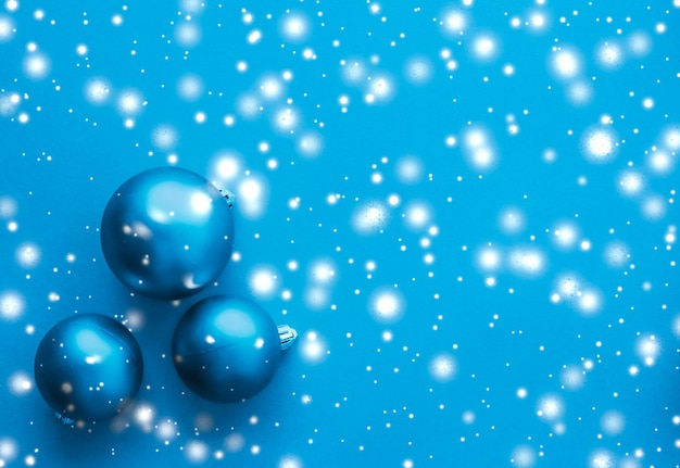 Kerstballen op blauwe achtergrond met sneeuw glitter luxe winter kerstkaart