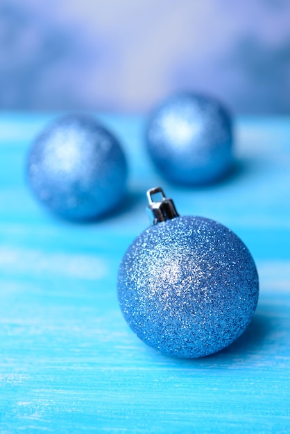 Kerstballen op blauwe achtergrond