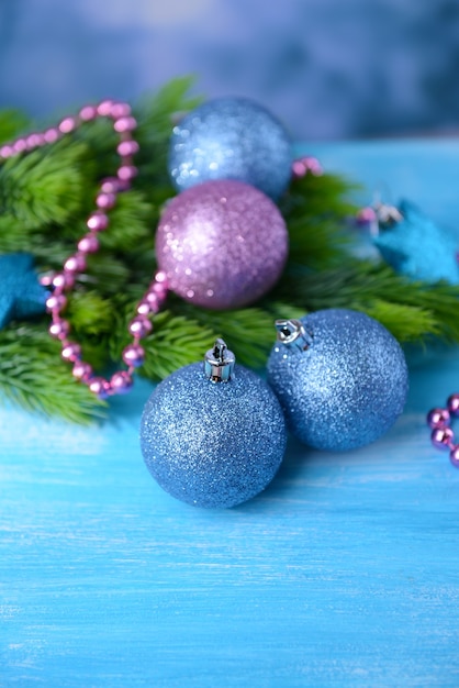 Kerstballen op dennenboom, op kleur achtergrond