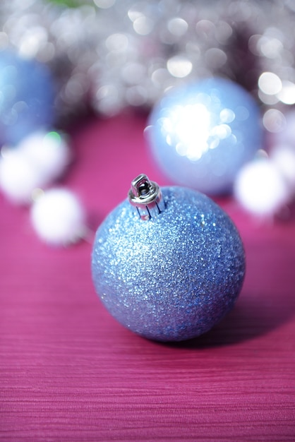 Kerstballen op dennenboom, op kleur achtergrond