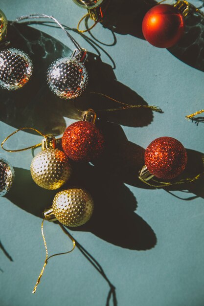 Foto kerstballen op een groene achtergrond jaar