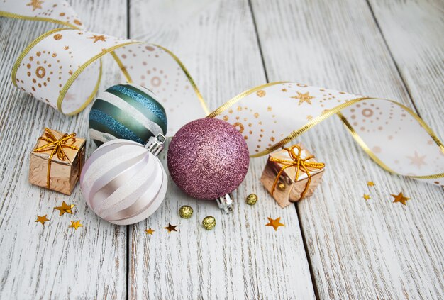 Kerstballen op een tafel