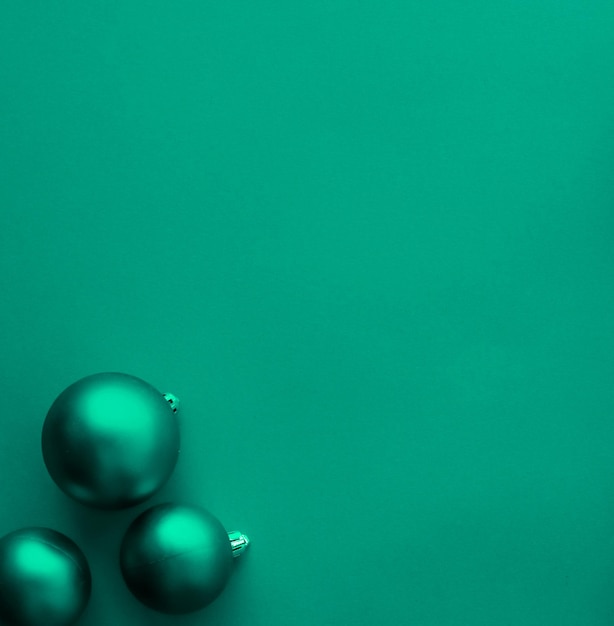 Kerstballen op groene flatlay achtergrond luxe winter vakantie kaart achtergrond