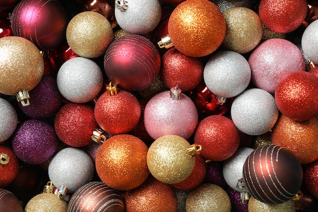 Kerstballen op hele tafel