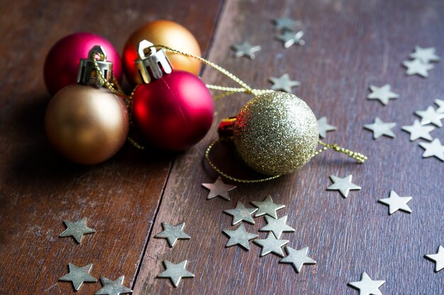 Kerstballen op hout achtergrond Nieuwjaar