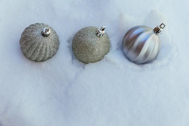 Kerstballen op sneeuw wintersneeuw kerstversiering