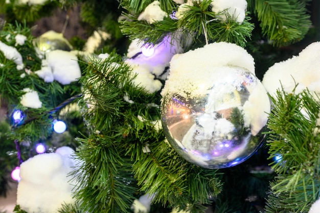 Kerstballen op straat De sneeuwstorm