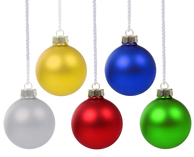 Kerstballen snuisterijen kleuren hangen geïsoleerd op wit