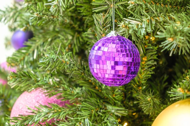 Kerstballen versieren de kerstboom met ballen en guirlandes met kopieerruimtevoorbereiding om