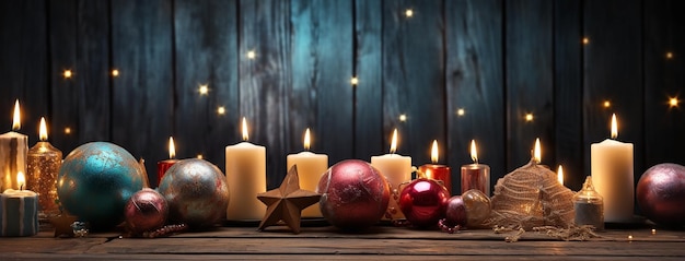 Kerstbanner met kaarsen en ballen op een houten rustieke tafel